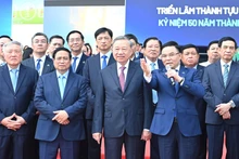 越共中央总书记苏林、政府总理范明正以及党和国家领导人同志参观越南国家工业与能源集团的科技成就展。