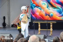 越南(法国）文化中心的艺术家在2025年韩国博览会上演出。（图片来源：越通社）