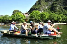 国际游客体验越南水上旅游活动。