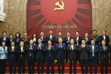 苏林总书记与党和国家领导人以及各位代表合影。（登科 摄）