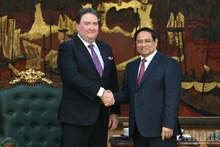 范明正总理会见前来辞行拜会的美国驻越南大使马克·纳珀。（陈海 摄）