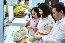 展览上展出的所有水果产品都带有二维码，用于追溯产地。（图片来源：越通社）