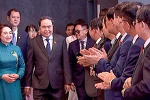 国会主席陈青敏会见越南驻塞大使馆工作人员以及旅塞越南人社群代表。（图片来源：越通社）