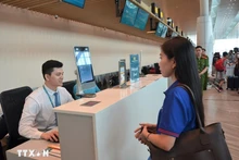 游客在办理登机手续过程中进行人脸识别。（图片来源：越通社）