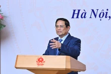 政府总理范明正在会上发表指导性讲话。