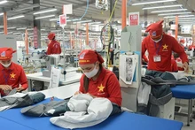 10号服装总公司兴河制衣厂西装生产线。（登英 摄）