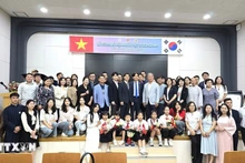 各位代表和嘉宾在仪式上合影留念。（图片来源：越通社）