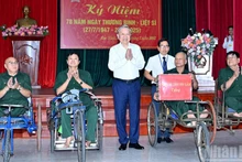 苏林总书记向正在顺成荣军治疗中心疗养的伤残军人赠送慰问品。（登科 摄）