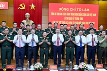 苏林总书记与国防部、越南人民军总政治局干部和领导合影。