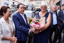 越南国会主席陈青敏与夫人阮氏青娥探访雅克·萨瓦里(Jacques Savary)先生一家。（图片来源：越通社）
