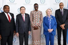 各国议会联盟（IPU）主席图利娅·阿克松和各国议会联盟秘书长马丁·纯贡迎接国会主席陈青敏出席第六次世界议长大会开幕式。（图片来源：越通社）