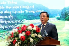 越共中央政治局委员、胡志明国家政治学院院长、中央理论委员会主席阮春胜教授、博士在会上发言。（图片来源：越通社）