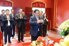 越南政府总理范明正在升龙皇城敬香缅怀先贤。