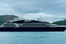 隶属法国庞洛邮轮公司的高端邮轮“雅克卡地亚”号靠泊滨潭港。（图片来源：越通社）