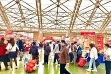 观众参观2026年春季博览会。