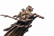 越南文化‘四不死’之一的圣勇神正英武地骑马出征。（图片来源：越通社）