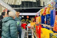 观众参观2026年春季博览会。