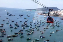 位于安江省富国岛经济特区的世界最长跨海缆车——菠萝缆车。（图片：越通社）