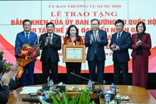 越南国会主席陈青敏向《人民代表报》颁发国会常务委员会奖状。