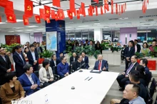 苏林总书记走访慰问越南电视台。