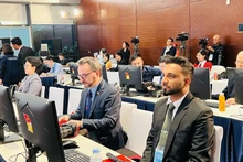 关注越共十四大的国际代表 （图片来源：越通社）