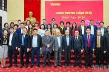 《人民报》社历任领导以及众多干部、记者和编辑员合影。