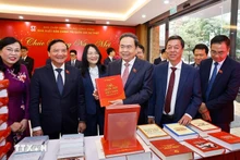 越南国会主席陈青敏在真理国家政治出版社总部出席第十五届国会第十次会议通过的法律丛书推介会。（图片来源：越通社）