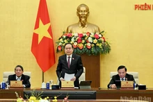 国会主席陈青敏主持会议并致开幕词。