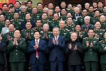 苏林总书记和军队离退休老干部代表合影。