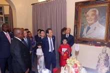 南非总统马塔梅拉·西里尔·拉马福萨访问武元甲大将家属。（图片来源：越通社）