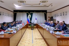 政府副总理胡德福一行与俄罗斯财政部领导举行工作交谈。