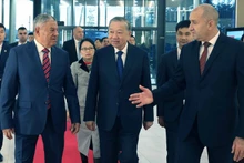 越共中央总书记苏林访问保加利亚Samel-90国防工业公司。(图片来源:越通社)