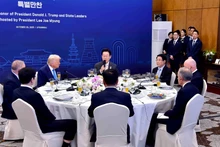 越南国家主席梁强与APEC领导人共进欢迎晚宴。