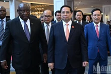 政府总理范明正与南非总统拉马福萨出席越南—南非企业论坛。（陈海 摄）