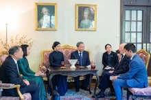 越共中央总书记苏林和夫人会见保加利亚前国王西美昂·萨克森-科堡-哥塔。（图片来源：越通社）