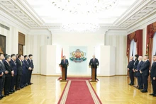 越共中央总书记苏林和保加利亚总统鲁门·拉德夫(Rumen Radev)共同会见记者。(图片来源:越通社)