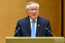 越南政府常务副总理阮和平在会上作出2021-2026年任期政府述职报告。（维玲 摄）