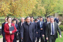 苏林总书记造访牛津大学。（图片来源：越通社）