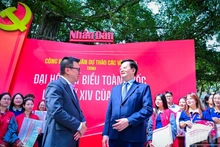 越南政府副总理梅文正参观《越共第十四次全国代表大会文件草案全文》展示空间。