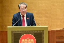 越南国会民愿与监督委员会主任杨清平在会上作报告。(维灵 摄)