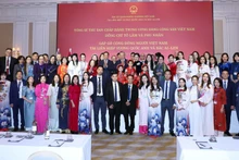 苏林总书记和夫人与旅居英国越侨代表合影。(图片来源:越通社)