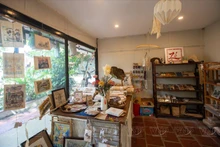用楮纸制作的产品的销售空间。（图片来源：《越南画报》）