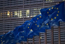 欧盟旗帜在位于比利时首都布鲁塞尔的欧洲委员会总部外飘扬。（图片来源：新华社）