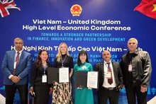 越南MHGROUP集团股份公司与英国Greenspace Ltd公司签署多个领域的合作意向书。