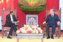 越共中央总书记苏林会见新加坡驻越南大使贾亚·拉特南。（登科 摄）