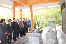 各位代表在中央民-政-党机关党委传统馆上香。