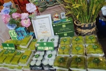 本届展会汇聚了来自越南各地的数十个扁米品牌，通过产品展示、制作体验等环节，向国际游客展现越南饮食文化的独特魅力。（图片来源：越通社）