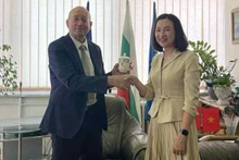 阮氏明月大使与保加利亚工商会主席茨维坦。（图片来源：越通社）