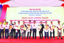 太原省领导向工业园区、工业集群等一系列投资项目颁发投资许可证。