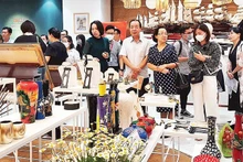 企业在胡志明市投资贸易促进中心展示产品。